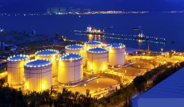 Picture-of-Industrial-oil-tanks-in-a-refinery